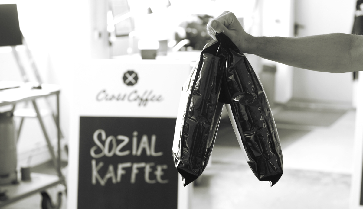 Projekt: Sozial-Kaffee. Ein Kaffee der Kaffeerösterei Cross Coffee in Bremen. Zu sehen Hand mit Kaffee
