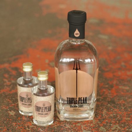 Triple Peak brown label ist ein Premium Dry Gin mit der feinen Note unseres TUNKI Espresso / Cross Over-Produkt mit Birgitta Rust Piekfeine Brände